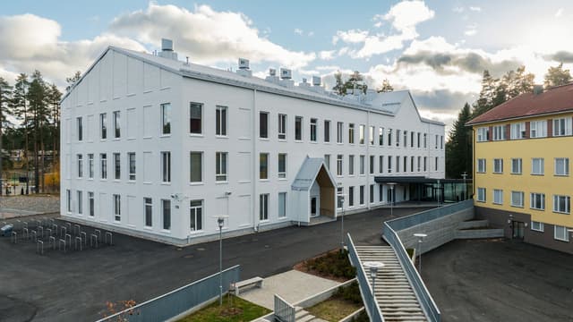 Orimattilan uusi tiiliverhoiltu yläkoulu.