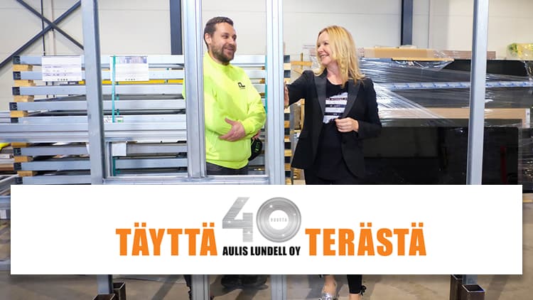 Tekninen asiantuntija Lauri Laine ja toimitusjohtaja Leena Lundell tarkastelevat Liunen liukuoven teräksistä elementtiä.