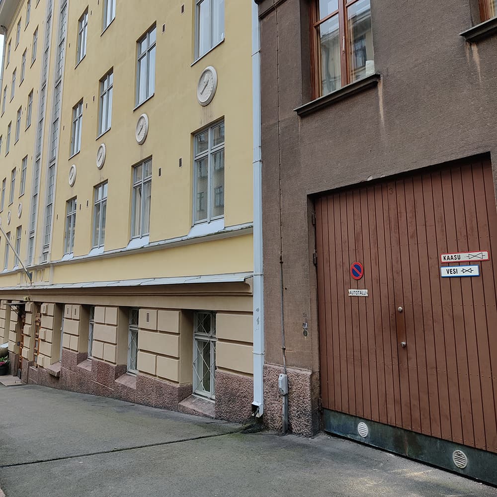 <p data-block-key="arfck">Taloyhtiöiden yhteinen palomuuri teki ulkopuolisista korjauksista melko mahdottomia.</p>