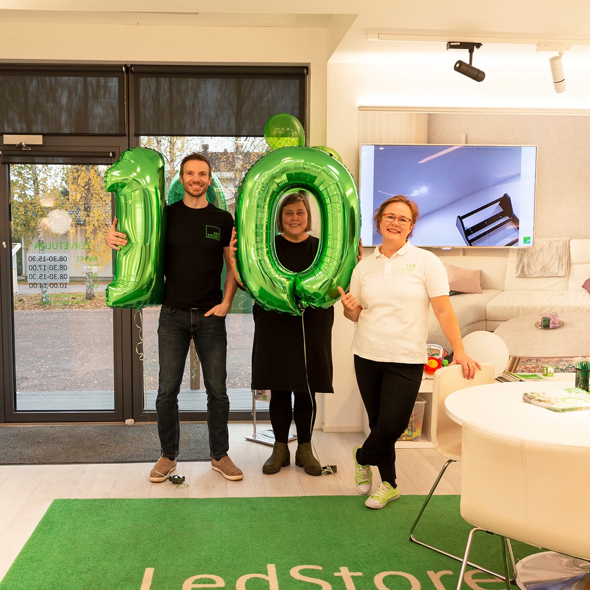 <p data-block-key="mmg7o">KUVA 4: LedStoren Janne, Liisa ja Sanna ovat ylpeitä 10-vuotiaasta LedStoresta. Kuva vuodelta 2020.</p>