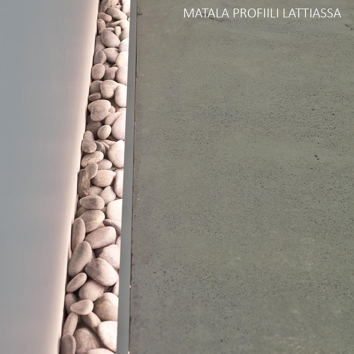 <p data-block-key="yqk6u">Vasemmalla matalalla profiililla on luotu upea valojuova korostamaan katonrajaa ja oikealla matalaa profiilia on päädytty käyttämään jo lattiavalussa.</p>