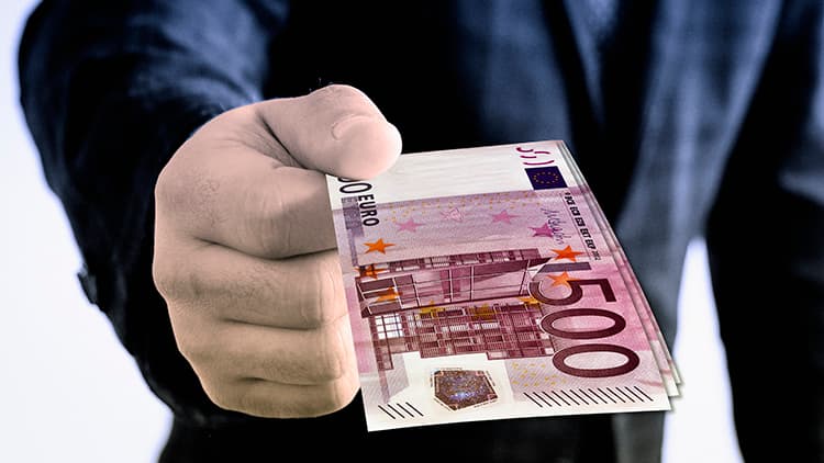 Kotitalousvähennyksen maksimimäärä tulisi viipymättä nostaa 5000 euroon vuodessa.