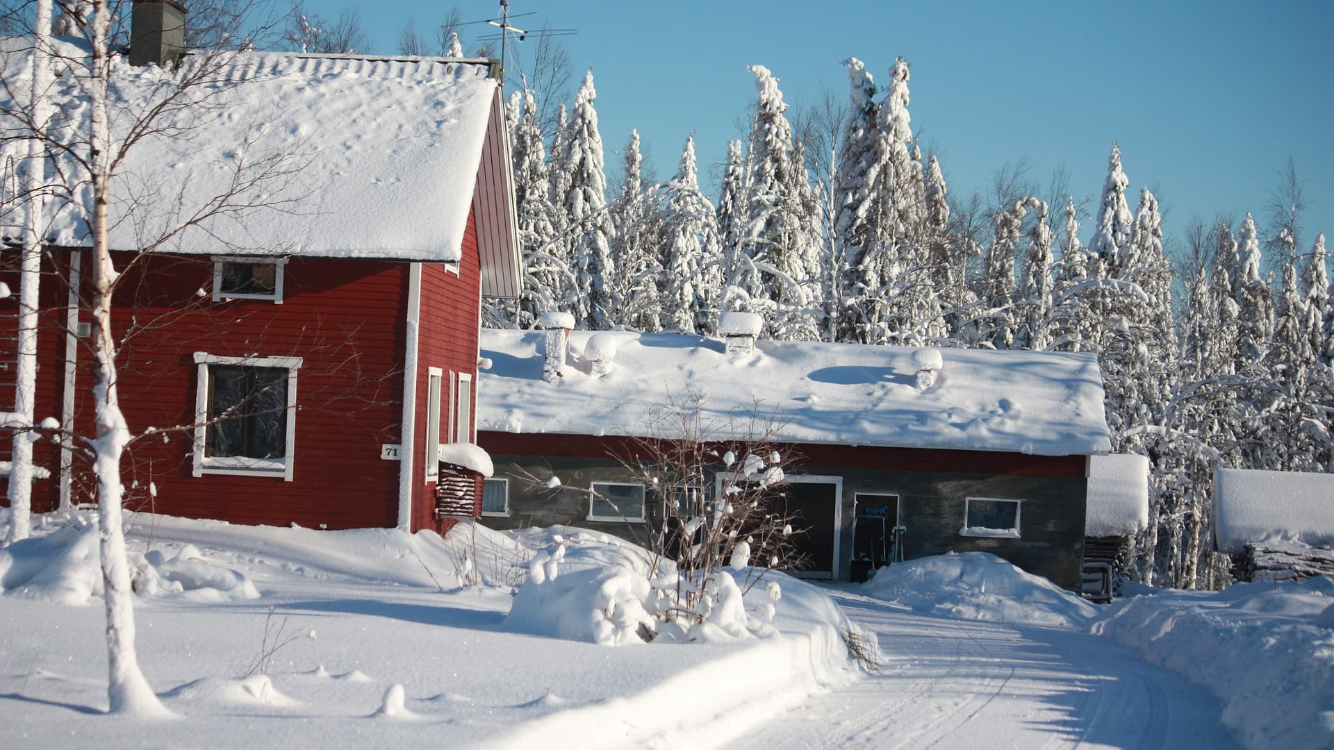 Lumikuormat koettelevat kattorakenteita Pohjois-Suomessa
