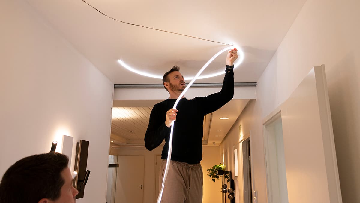 <p data-block-key="n3b0y">Kuva 7. Led NEON nauha oli helppo asentaa tukevasti 10 mm uraan.</p>