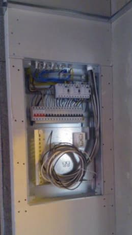 <p data-block-key="rxzp8">Sähkökeskuksen kiinnitys AKO-seinän pintaan.</p>