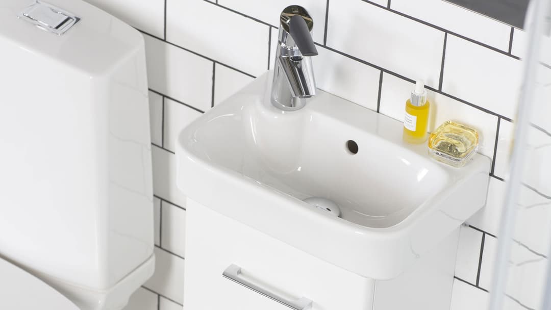 pienen pieni wc-allas ja allaskaappi