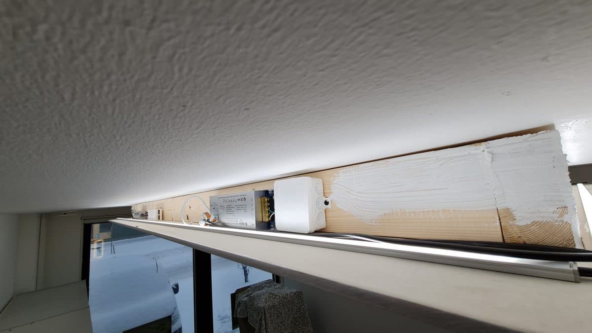 <p data-block-key="q2yjs">Alaslaskun hyllylle sopivat sekä led-kiskon 200W muuntaja, jossa on sisäänrakennettu langaton Zigbee vastaanotin, että taaempana näkyvä spottien 36V ryhmämuuntaja, jonka parina langattoman ohjauksen Zigbee-vastaanotin.</p>