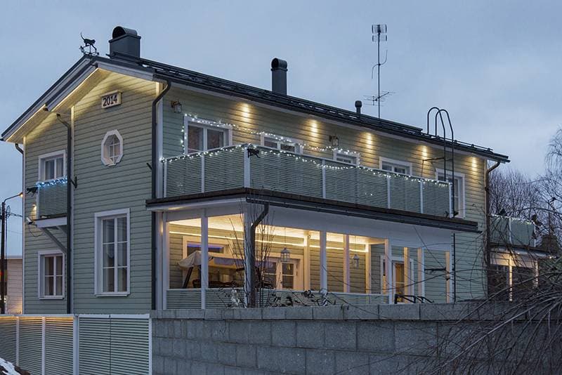 <p data-block-key="rn3uk">Led-kiskoissa riittää 7,2 W/m tehoinen led-nauha ulkovalaistukseen, jolloin valo pysyy omalla tontilla. Tehokkaammat led-nauhat saattaisivat aiheuttaa häikäisyä ympäristöön, mikä saattaa häiritä ohikulkijoita tai naapureita.</p>