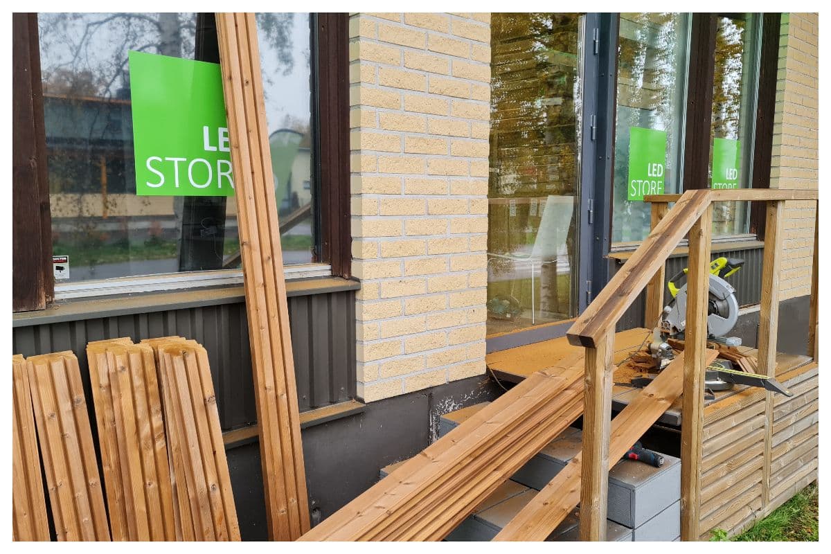 <p data-block-key="nng89">Paneelit valmisteltiin oikeisiin mittoihin ja jiireihin pihalla. Myrkytön lämpökäsitelty paneeli on huoletonta käsitellä.</p>
