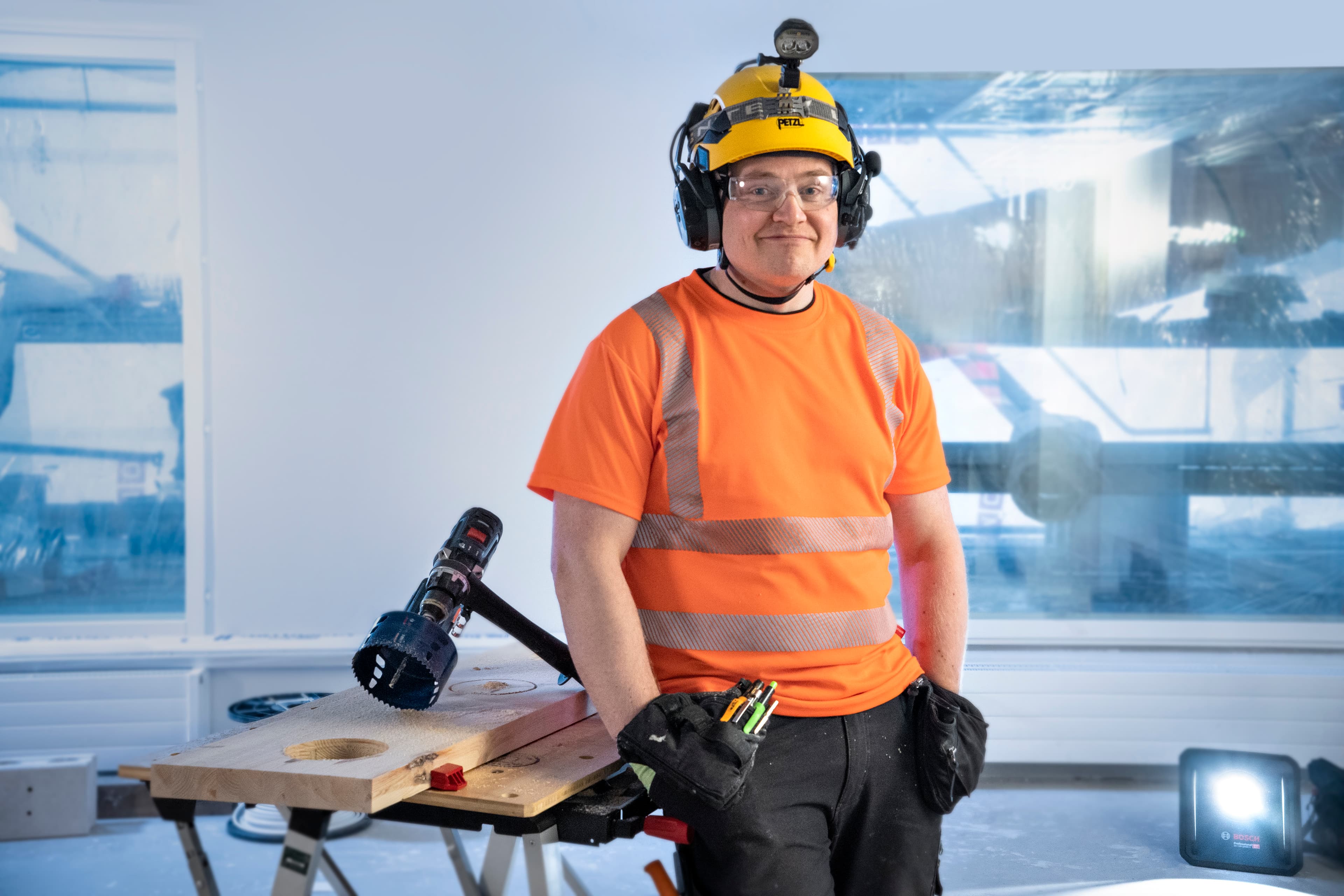 "Akkuporakoneiden eliittiä", kommentoi Boschin GSB 18V-150 C Professional -porakonetta kerrostalotyömaalla käyttävä Timo Ahonen.
