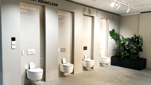 geberit showroomin tiloissa seinä wc malleja