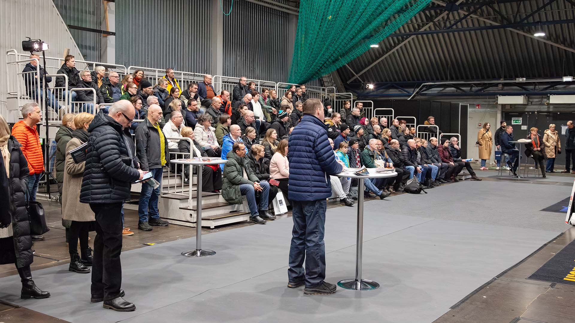 <p data-block-key="2i8xk">Taloyhtiöväki on aktiivista ja he esittävät hyviä kysymyksiä esiintyjille.</p>