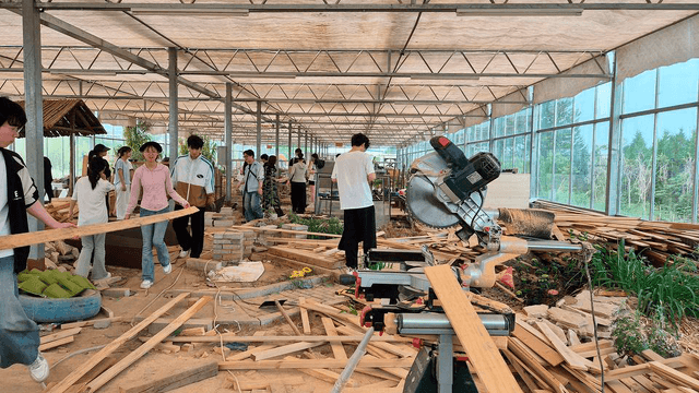 Opiskelijat rakentavat kiertotalouspaviljonkia kierrätysmateriaaleista työpajassa.