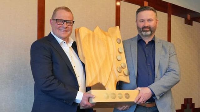 Hallituksen puheenjohtaja Antti Hacklin ja toimitusjohtaja Tomi Vikström Puuteollisuus ry tiedote