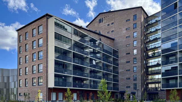 Niittyportti 16 kerrostalon tiiliverhoiltu julkisivu