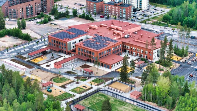 Tuusulan Rykmentinpuistoon valmistunut uusi koulu ja päiväkoti, jonka seinissä käytettiin Weberin Kahi Viisteharkkoja.