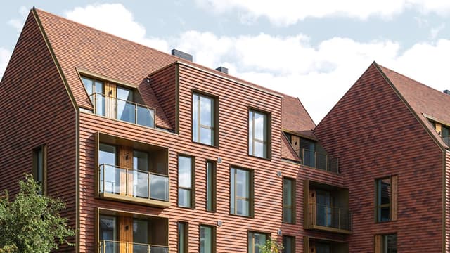 Lankkumainen Urban verhoustiili kietoutuu rakennuksen ympärille kuin keraaminen kuori.