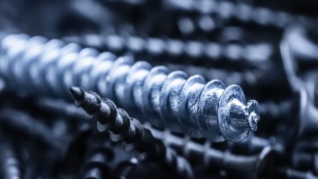 lähikuva erikokoisten ruuvien kärkiosasta