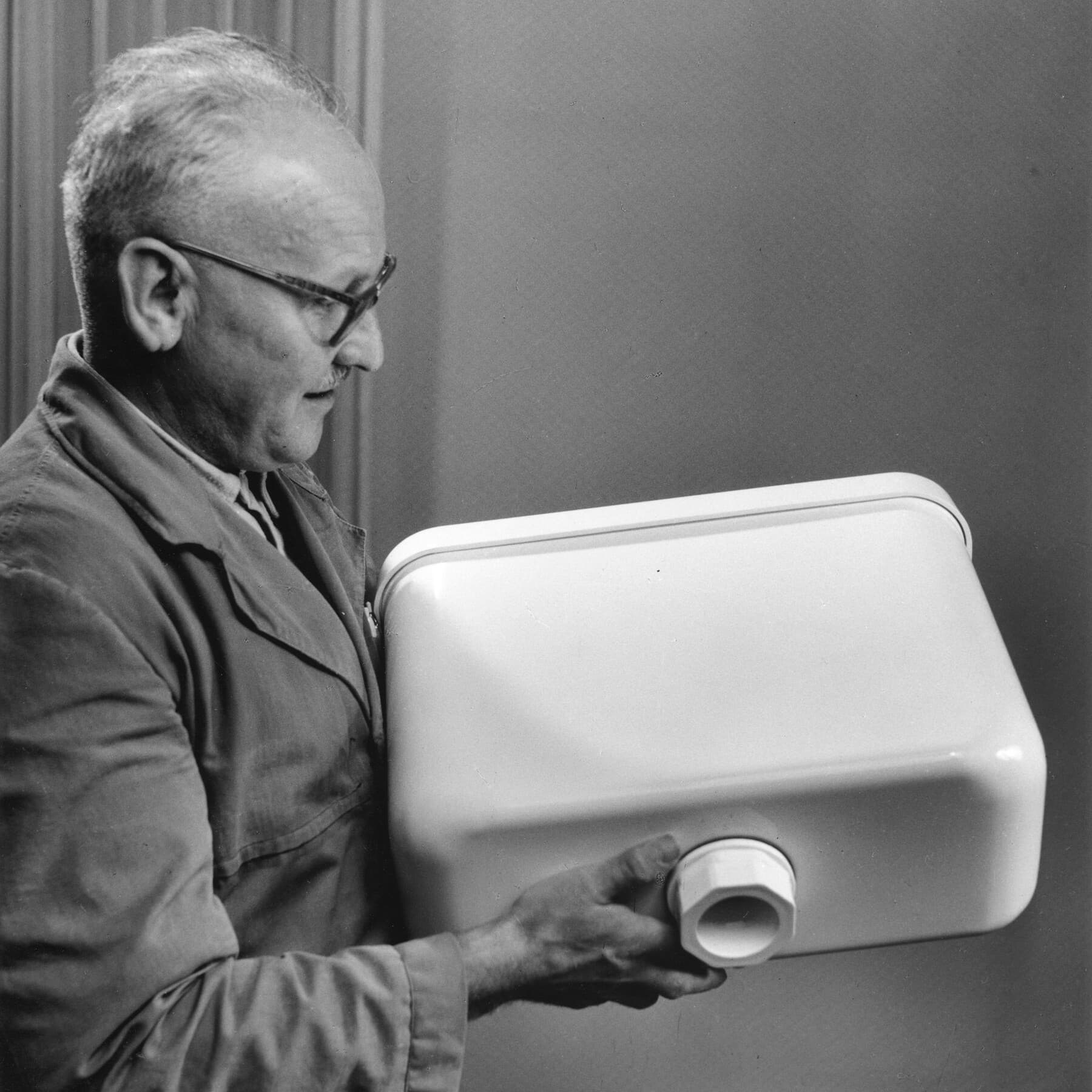<p data-block-key="4igql">Tekninen neuvonantaja esittelee yhtä varhaisista PVC:stä valmistetuista säiliömalleista. Geberitin kokonaan muovista valmistetut säiliöt olivat 1950-luvulla ensimmäisiä maailmassa.</p>