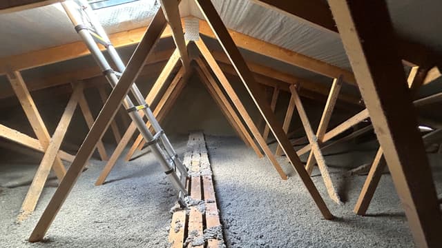 Rivitalon yläpohja, jossa oikeaoppisesti palo-osastoiva seinä huoneistojen rajalla ja tiiviisti ylös vesikattoon asti