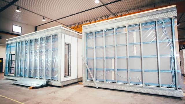 talomoduuleita tehtaalla hallissa