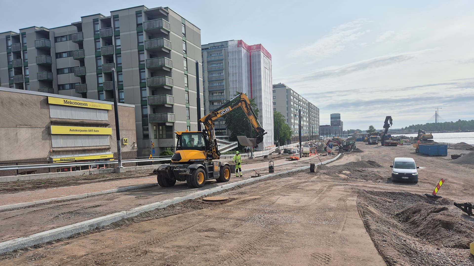 kadunpohjatyömaa kerrostalojen vieressä
