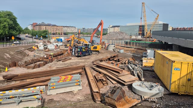 rakennustyömaa ulkona Helsingissä. Alueella rakennustarvikkeita ja työkoneita